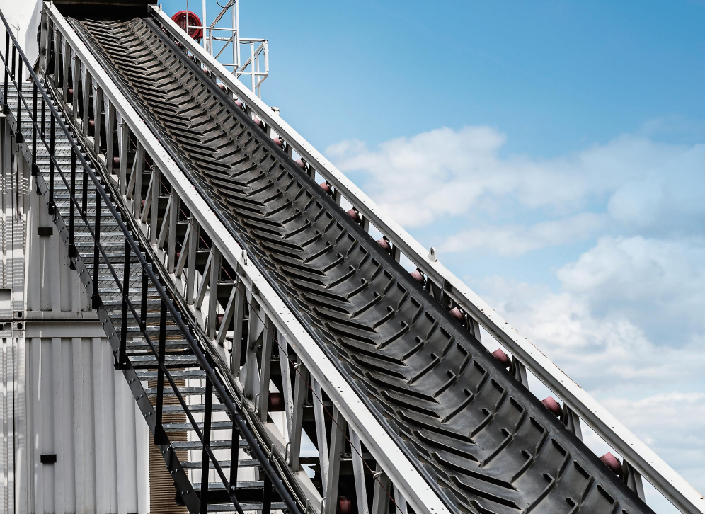 Large Conveying Capacity High Angle Edge Belt Conveyor Adapt -25C to 40C Material Handling Transport Conveyor with Long Life